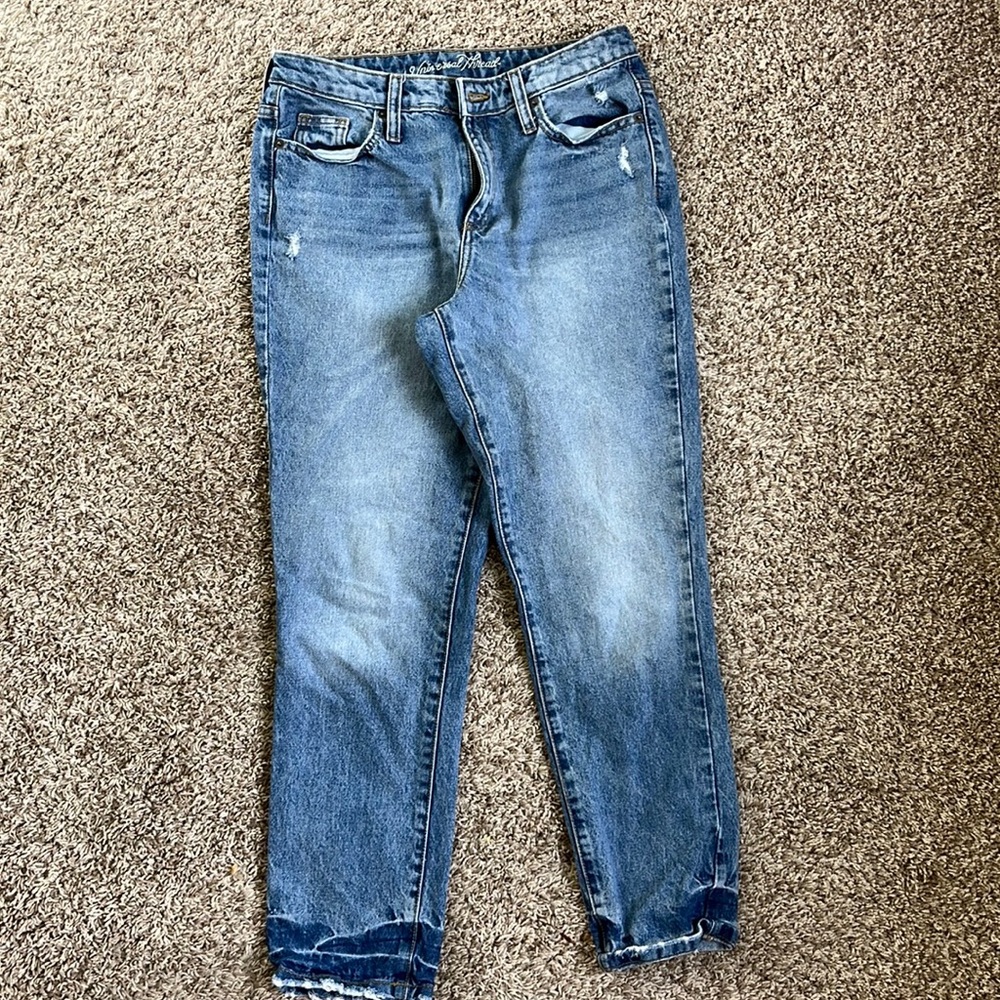 Women's Universal Thread Jeans High-Rise Slim Straight Jeans.